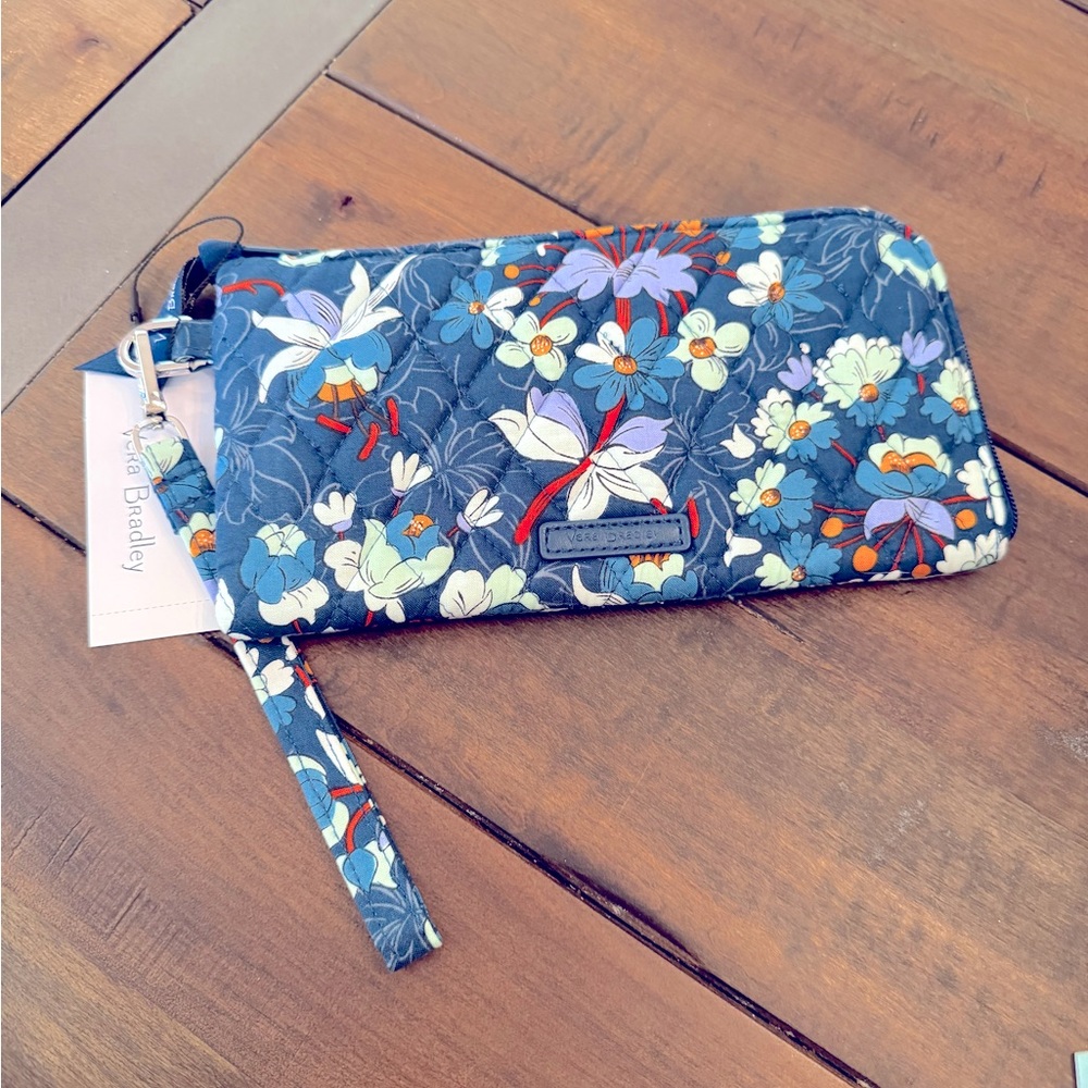 NWT RFID Vera Bradley Tech Wristlet!